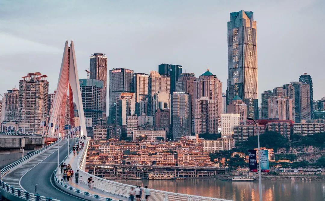 重庆，城市繁荣与挑战并存
